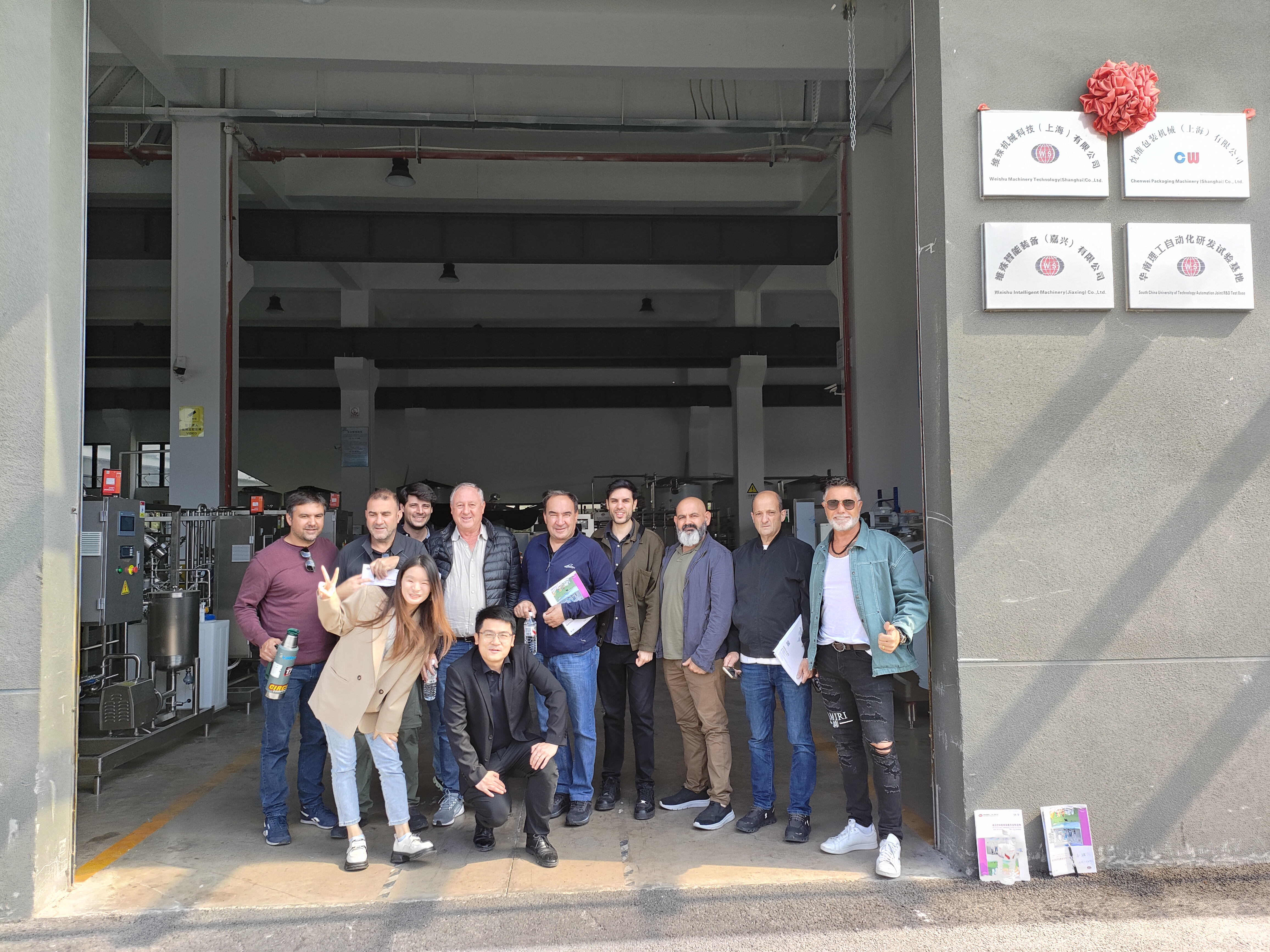 আর্জেন্টিনার ক্লায়েন্টরা গভীর সহযোগিতা আলোচনার জন্য WeiShu মেশিনারি প্রযুক্তি কারখানা পরিদর্শন করে